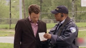 这样协助警察抓贼你居然能忍住不笑场？