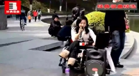 残疾美女街头卖唱，声音不输歌星，上百人停留等她唱完