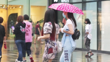 街拍：雨中漫步的美女，颜值气质都不错，会享受生活绝对值得赞
