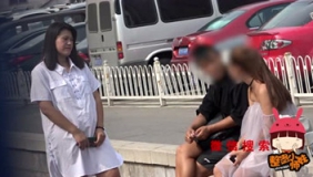 胖雅路边“恶搞”情侣