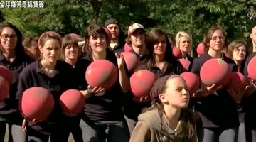 天上飞来上百个篮球，路人有点不知所措！