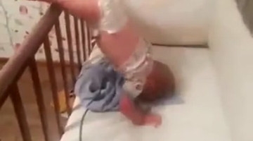 宝宝含着奶嘴玩倒立，从摇篮里爬出去了好厉害！