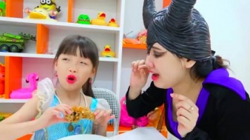 国外萌娃时尚，妈妈陪小萝莉一起玩游戏，好高兴呀