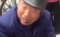 【拍客】卖刀大爷当街大秀"口活" 酸爽秀段子堪比郭德纲