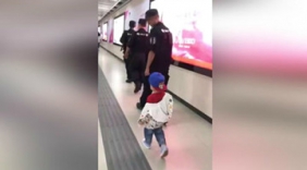 特警连忙5天没回家 3岁儿子追到地铁站见爸爸