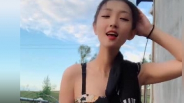 清纯美女跳舞，看完一遍还想再看，网友：是真的好看