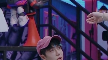 这！就是街舞 第三季:王一博陷入“地板魔咒”，王嘉尔二话不说直接“过”