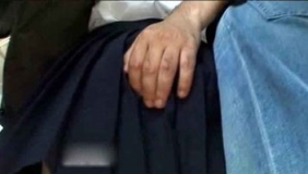 女儿地铁遇色狼老爹悍然出手 从车头一路打到车位