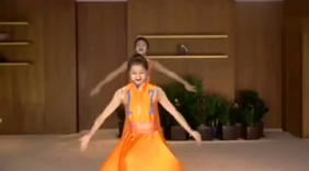 两个美女舞蹈《陪你一起看草原》，美翻啦！