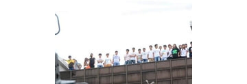 浙江28名男女因未获赔偿款 站楼顶欲集体跳楼
