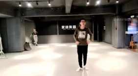 美女舞蹈室热舞不停，美轮美奂