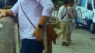 外国大哥这样恶搞路人，下一秒这动作是认真的吗，遇到高手了
