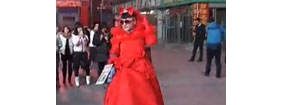 【拍客】沈阳街头男子穿大红婚纱欲和自己结婚