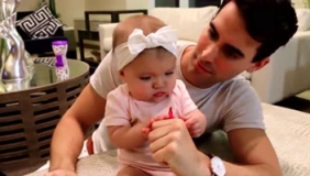 爸爸给双胞胎变魔术，小宝贝们这呆萌的小表情真是太可爱了！