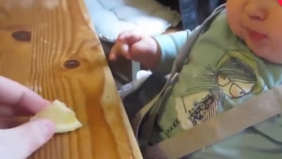 萌宝第一次吃柠檬，这反应也是没谁了，超可爱！