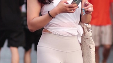 街拍：棒球帽美女的浅色瑜伽服穿搭