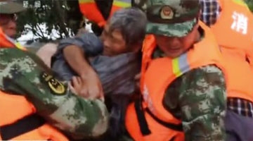 震撼!老头洪水中将老伴捆树上 自己被水冲走下落不明