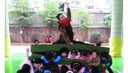 长沙10余幼儿叠3层人肉坐垫 老师坐上方