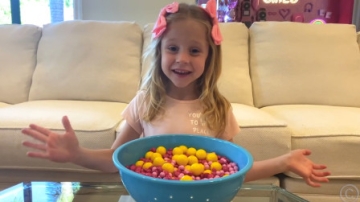 萌娃小可爱趁爸爸不在家偷偷吃了好多的糖果啊，小家伙可真是调皮呀！