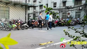 中国小伙恶搞老外