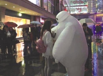 【拍客】南京”大白”雨夜浪漫求婚 别人家的男朋友