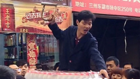 【拍客】实拍兰州市民用棍棒抢水现场 每箱水上涨超百元