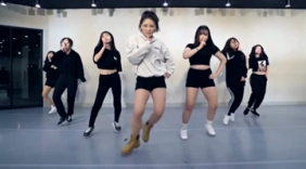 几个简单的舞蹈动作到了美女身上 ，立刻变得有韵味了！