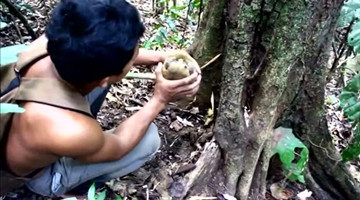  男子抓鱼抓到大宝贝