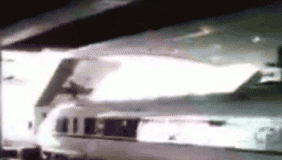 男子玩命高铁车顶"跑酷" 遭电击瞬间扑倒身亡