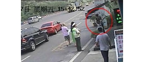 【拍客】奔驰女司机被误查 连扇交警两耳光