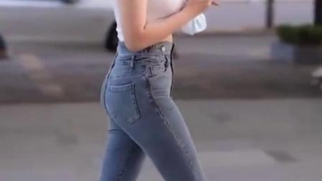 街拍美女三里屯时尚牛仔裤搭穿！