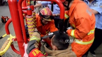 【拍客】小女孩玩耍不慎头卡街边健身器材