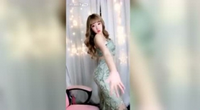 美女家中性感舞蹈