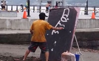 【拍客】淡水码头街头艺术家的画作表演