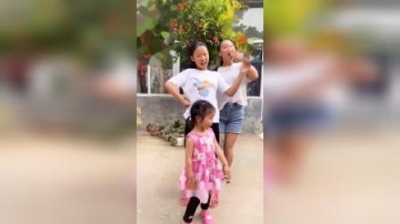 童年趣事：萌娃们表演小猪佩奇一家