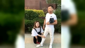 大姐正在等车，遇见二货问路