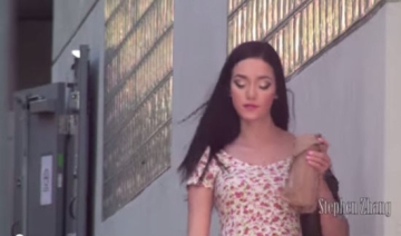 【拍客】女子街头装醉测"渣男"　路人争抢带其回家