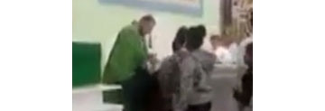 【拍客】墨西哥神父送祝福狂摇小孩头 飞脚致人跌倒