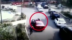 女司机为逃罚款撞5警察