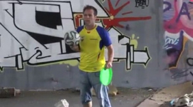 国外牛人展示足球绝活，世界足球先生都未必有这个能力