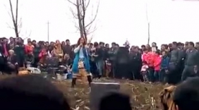 一首男声版《走天涯》引来无数观众围观