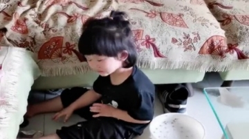 萌娃：刚刚包好的饺子，转眼就被女儿整碎了