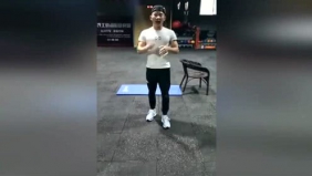 型男健身教练，亲身示范，教你如何练出8块腹肌