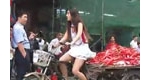 【拍客】中关村美女齐屁短裙 骑板车买菜