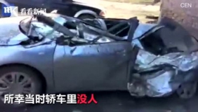 3吨重巨型轮胎炸飞 小车被砸中变“铁饼”