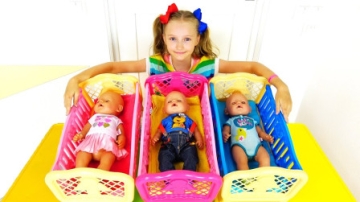 好可爱，萌娃小萝莉怎么照顾3个小宝宝？可是他们怎么哭了？儿童亲子益智玩具故事