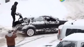 牛人亮绝活帮助打滑汽车脱困