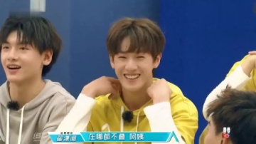 李昀锐妈妈出境就是一顿训，张颜齐在旁边补刀：创造营也不叠！
