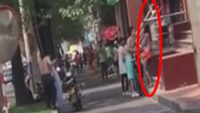 实拍济南女子街头裸奔 路过小伙和大叔脱衣为其遮挡