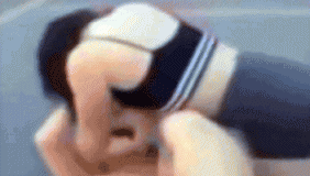 两美女当街互殴撕衣走光 男人一旁观看不拉架